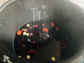红枣黑米粥+ 滋阴补肾、健脾暖胃,加入足够的热水，水量约700ml，选择煮粥功能键。约40分钟左右