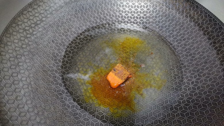 牛杂面,起锅烧油，下入火锅料炒至融化