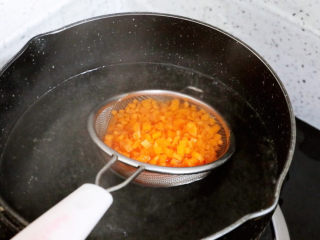 芝士土豆球,胡萝卜放入沸水中焯熟捞出备用