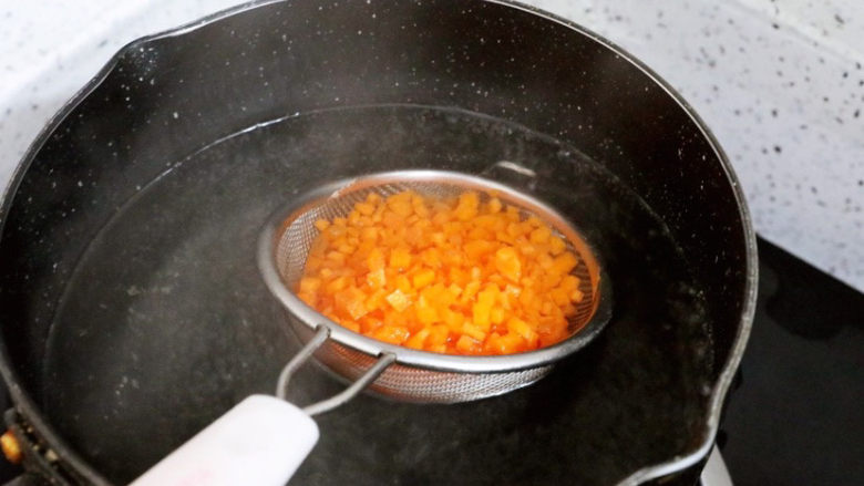 芝士土豆球,胡萝卜放入沸水中焯熟捞出备用
