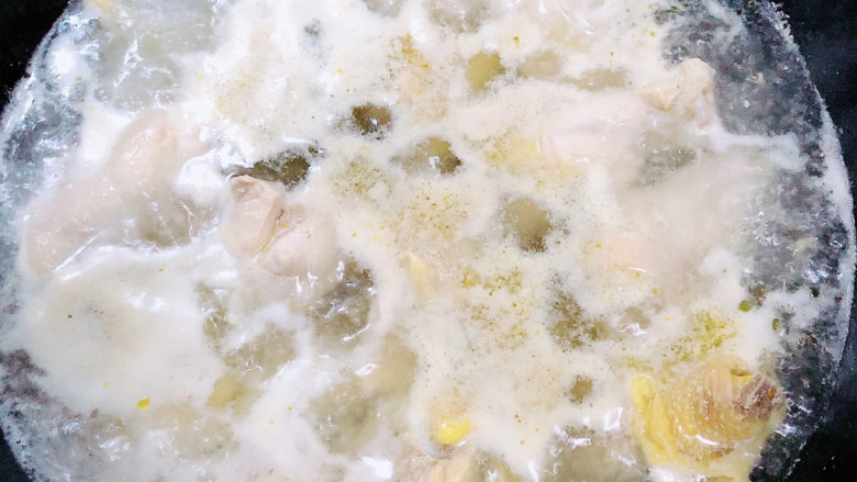 卤豆干,锅中烧开水，焯一下鸡肉祛除血水。