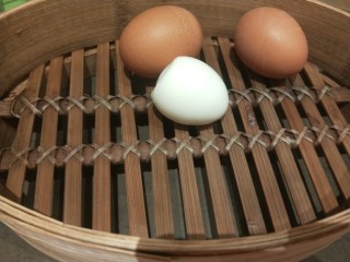 鸡蛋小米粥,煮熟的鸡蛋去皮放入锅中一起熬制。