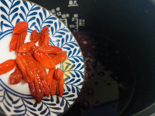 红枣黑米粥+ 滋阴补肾、健脾暖胃,待煮熟后加入枸杞焖2-3分钟