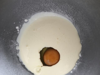 杂粮吐司,厨师机缸里先放入淡奶油和鸡蛋。