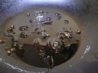 蒜蓉西兰花,放入蚝油余温炒香 。