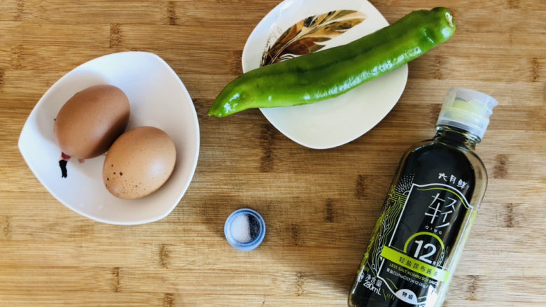 尖椒炒鸡蛋,先把需要的食材提前准备。