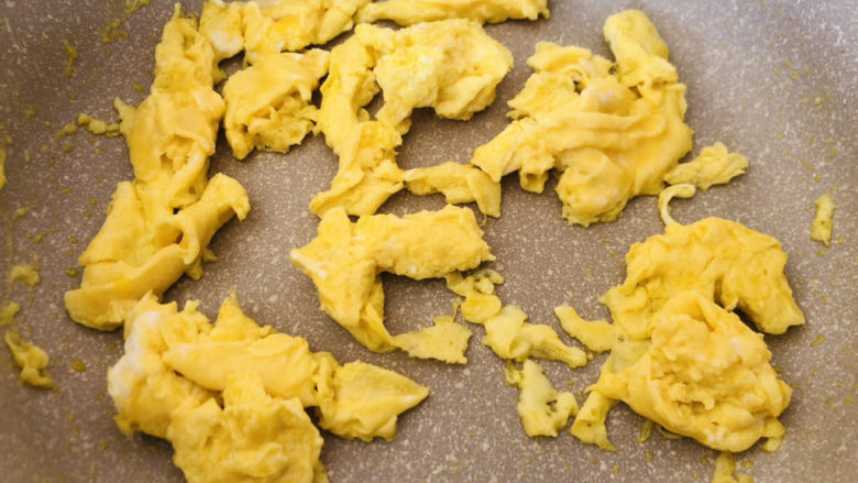 尖椒炒鸡蛋,倒入蛋液快速炒成块状，盛出备用。