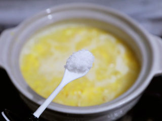 鸡蛋小米粥,根据个人口味加入适量的盐调味，喜欢吃甜的可加入冰糖