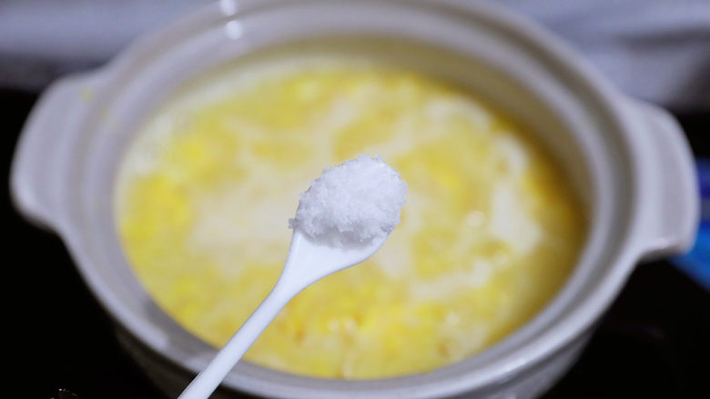 鸡蛋小米粥,根据个人口味加入适量的盐调味，喜欢吃甜的可加入冰糖