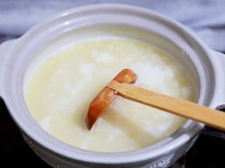 鸡蛋小米粥,期间记得用勺子搅拌一下，免得粘锅底