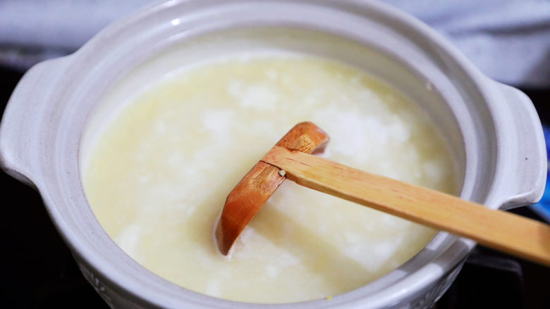 鸡蛋小米粥,期间记得用勺子搅拌一下，免得粘锅底