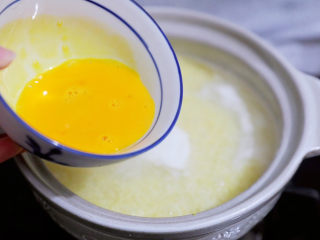 鸡蛋小米粥,等小米煮至浓稠时，淋入蛋液