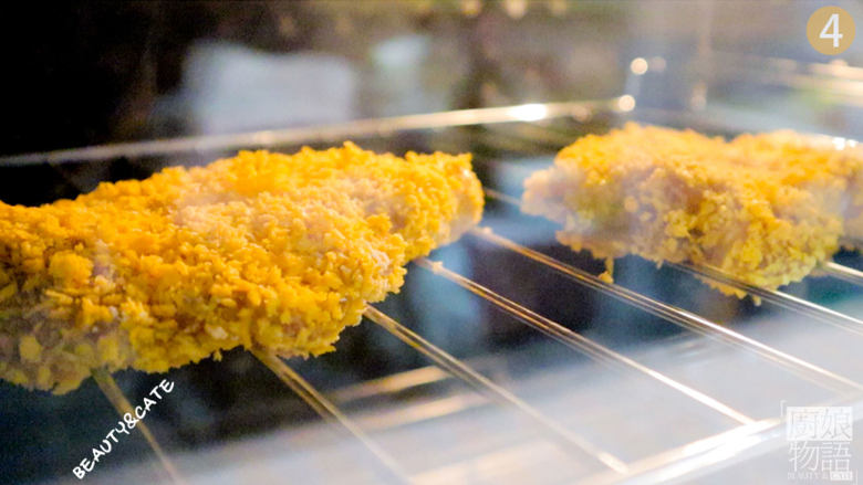 肉食主义的快乐！超大块炸鸡做的「肯德基同款chizza」竟然这么惊艳？！,把鸡胸肉放入烤箱200度烤20分钟。