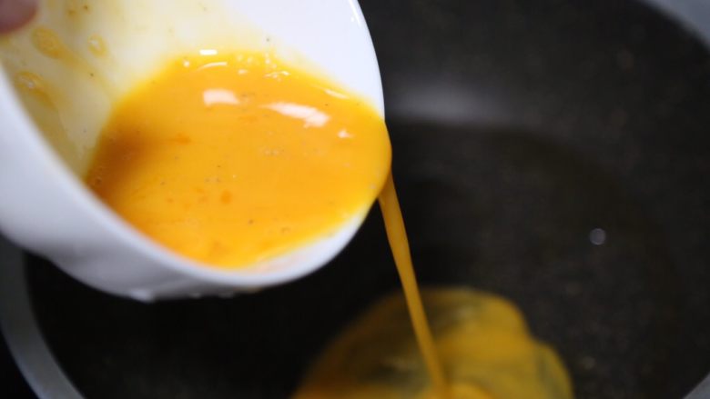 尖椒炒鸡蛋,锅里烧热油，倒入蛋液