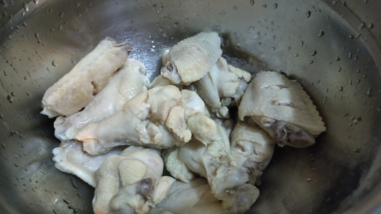 家常卤豆干,煮熟的鸡肉用清水洗干净，这样后面炖不会有浮沫，汤会很干净