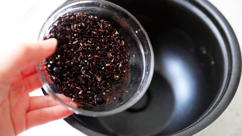 红枣黑米粥,将黑米放入高压锅内胆中