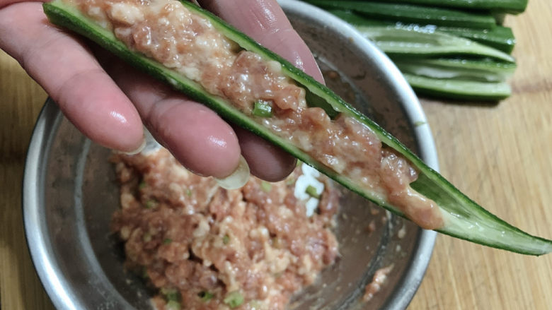 酿秋葵,用筷子将肉沫酿到秋葵之中
