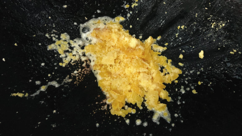 咸蛋黄焗山药,加入咸蛋黄粉末，炒出冒泡金沙