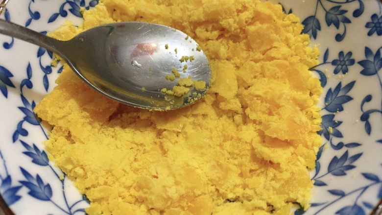 咸蛋黄焗山药,将咸蛋黄捻成粉末状，备用