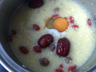 鸡蛋小米粥,出锅前打入鸡蛋。