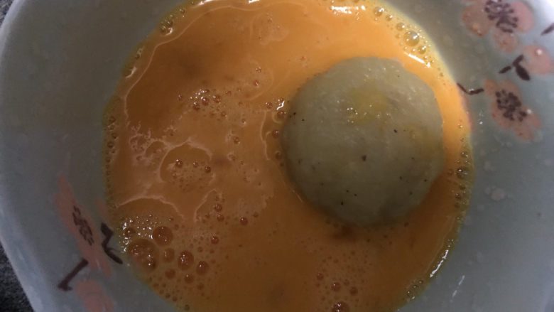 芝士土豆球,把土豆球放在鸡蛋液里滚一圈。