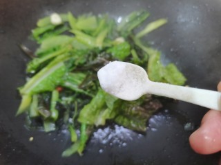 清炒莴笋叶,加适量的盐
