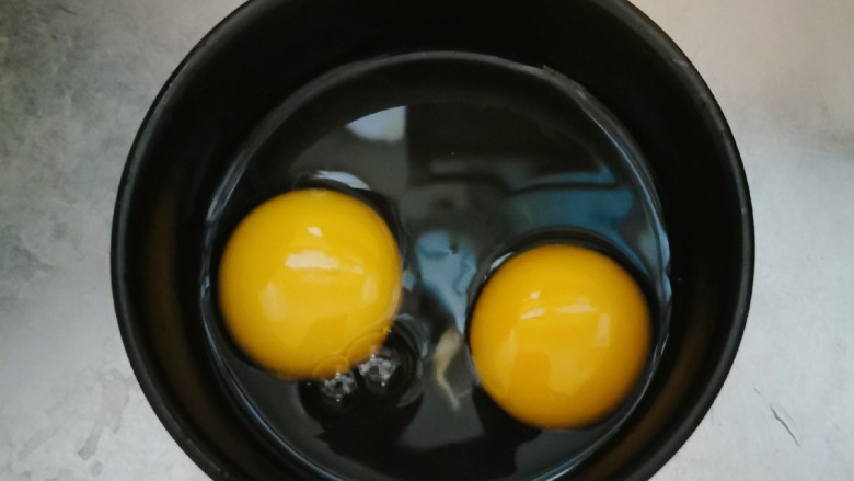 尖椒炒鸡蛋,<a style='color:red;display:inline-block;' href='/shicai/ 9'>鸡蛋</a>敲入碗中打散备用。