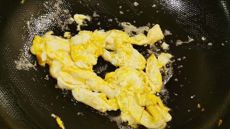 尖椒炒鸡蛋,翻炒成大块。
