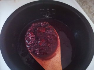 红枣黑米粥,叮～时间到，红枣黑米粥就煮好了，浓稠度刚刚好