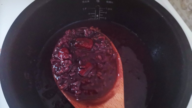 红枣黑米粥,叮～时间到，红枣黑米粥就煮好了，浓稠度刚刚好