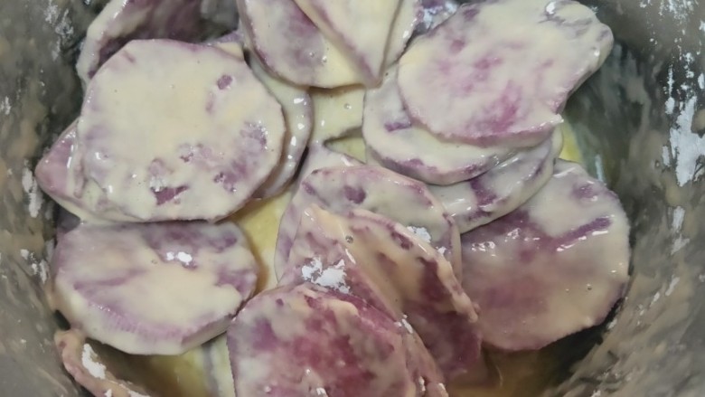 炸紫薯片,再倒入适量淀粉，盐，搅拌均匀，让每片紫薯都面糊