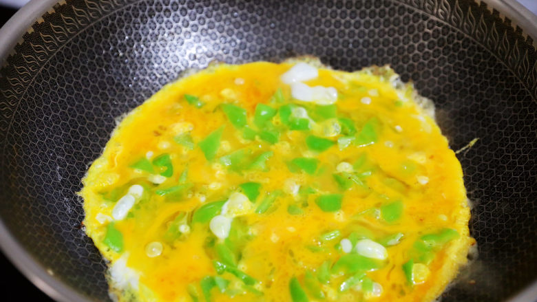 尖椒炒鸡蛋,煎至底部凝固