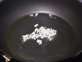 青椒炒土豆丝,锅里烧热油，爆香蒜末