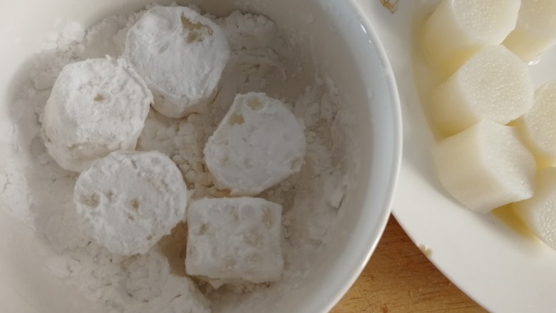 咸蛋黄焗山药,蒸好的山药表面湿润，均匀裹上一层淀粉。