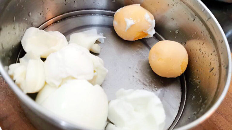 咸蛋黄焗山药,咸蛋黄与蛋白分开