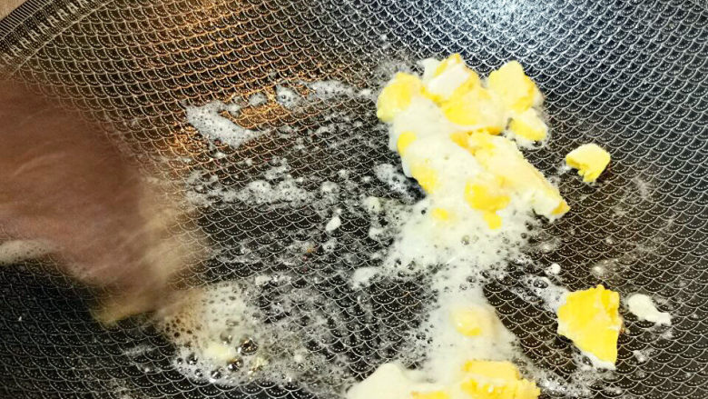 咸蛋黄焗山药,咸蛋黄加油炒