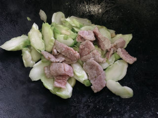 儿菜炒肉片,翻炒均匀后，加入肉片。