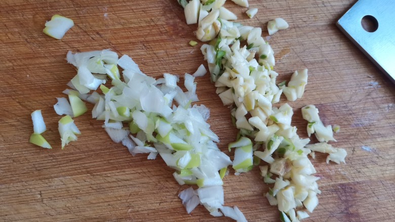 咸蛋黄焗山药,大蒜和葱都切碎