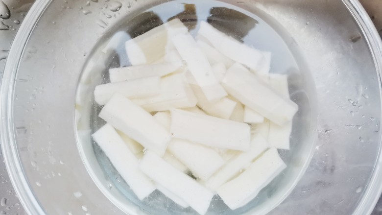 咸蛋黄焗山药,放入水中清洗去表皮粘液