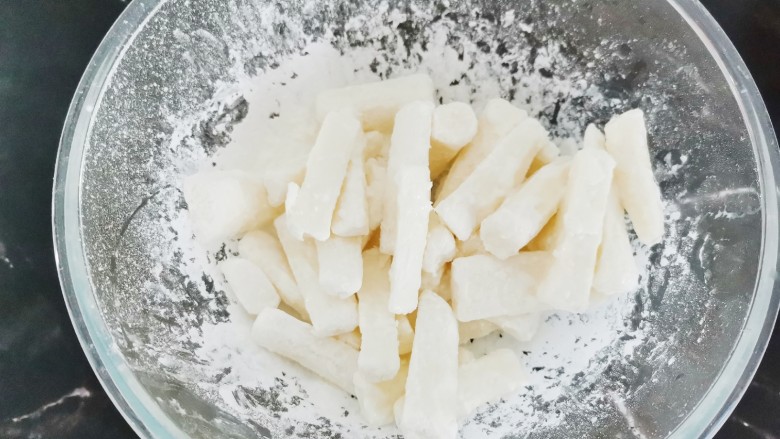 咸蛋黄焗山药,搅拌均匀使山药全部裹上淀粉