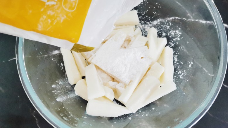 咸蛋黄焗山药,沥干水份，倒入淀粉