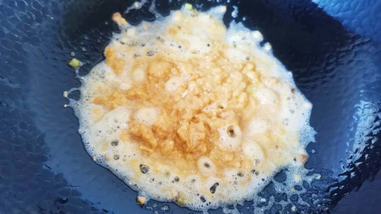 咸蛋黄焗山药,放入咸蛋黄炒匀