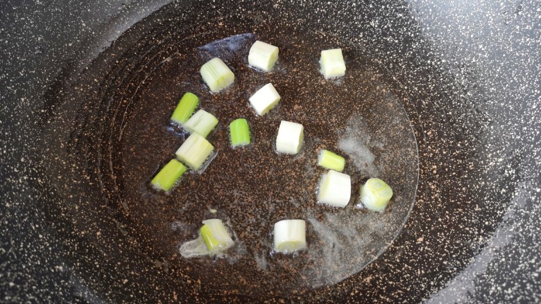 清炒黄豆芽,炒锅内倒适量的食用油烧热，下入葱段炒香。