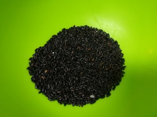 红枣黑米粥,黑米滋阴补肾，可入药可入膳，常食可延年益寿，被称为“长寿米”，“补血米”。