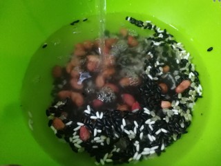 红枣黑米粥,倒入洗米篮，加适量清水。
