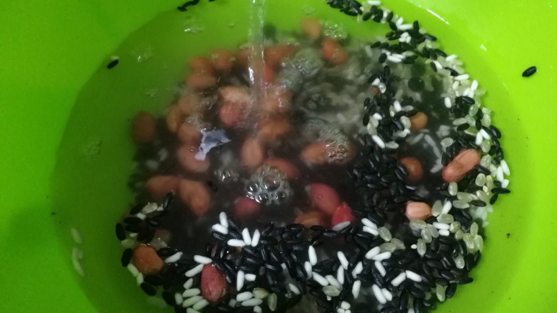 红枣黑米粥,倒入洗米篮，加适量清水。