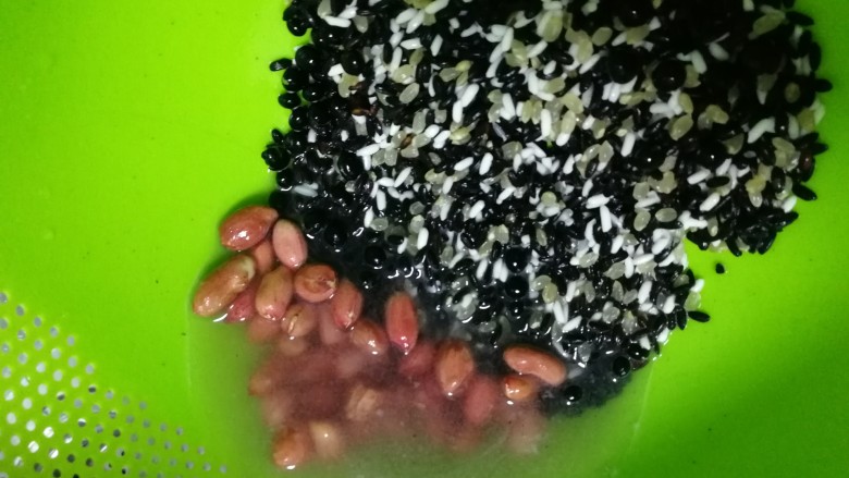 红枣黑米粥,不要用力搓洗，轻轻洗去表面灰尘就好。