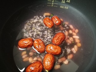 红枣黑米粥,加适量的清水。