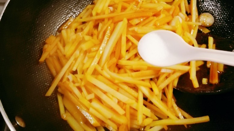 青椒炒土豆丝,放入盐调整味道。