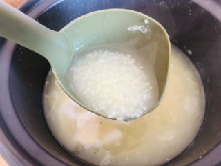 鸡蛋小米粥,做出来的小米粥也非常黏糊。